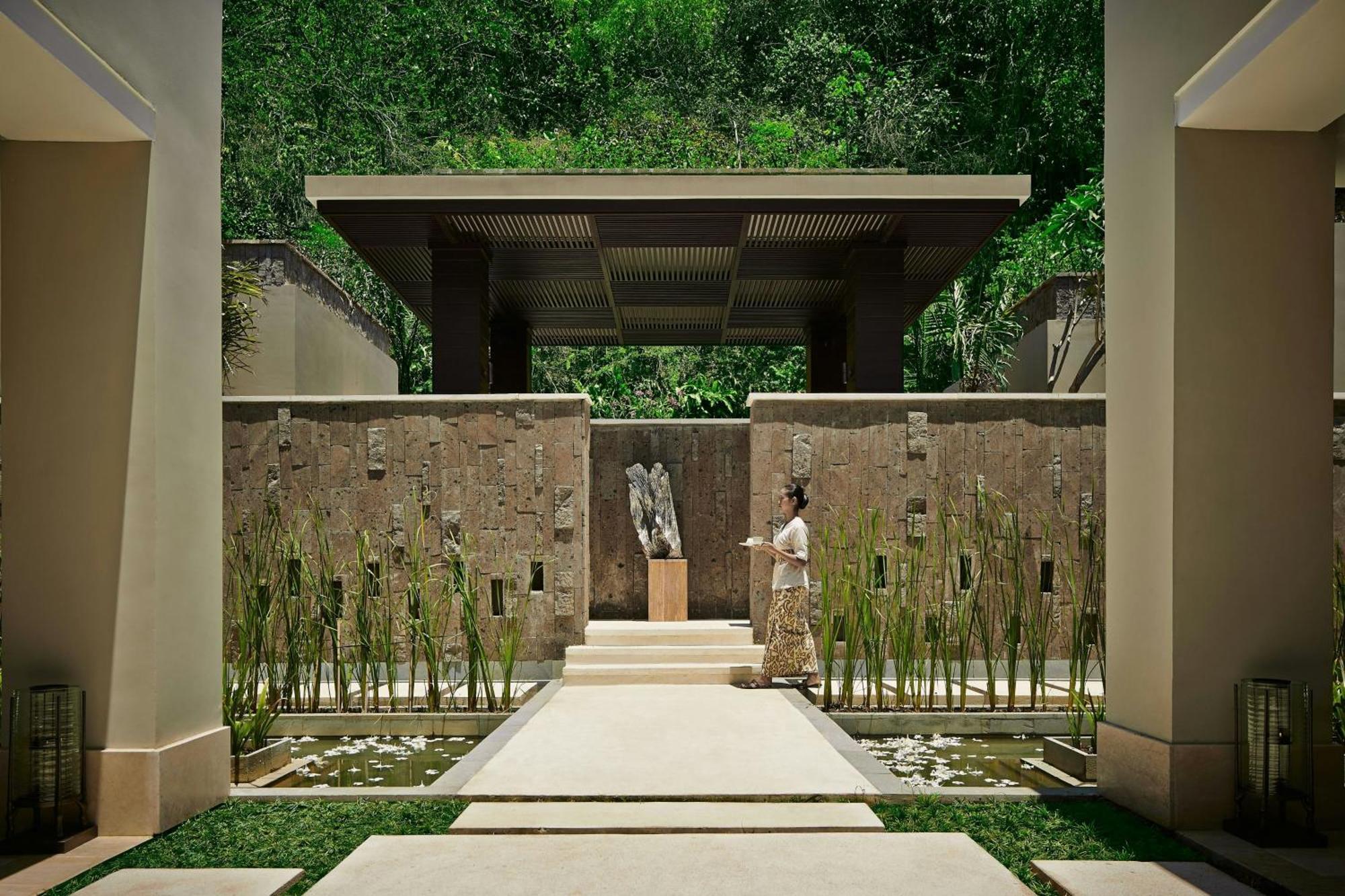The Ritz-Carlton Bali Hotel Nusa Dua  Ngoại thất bức ảnh Entrance to the Four Seasons Resort
